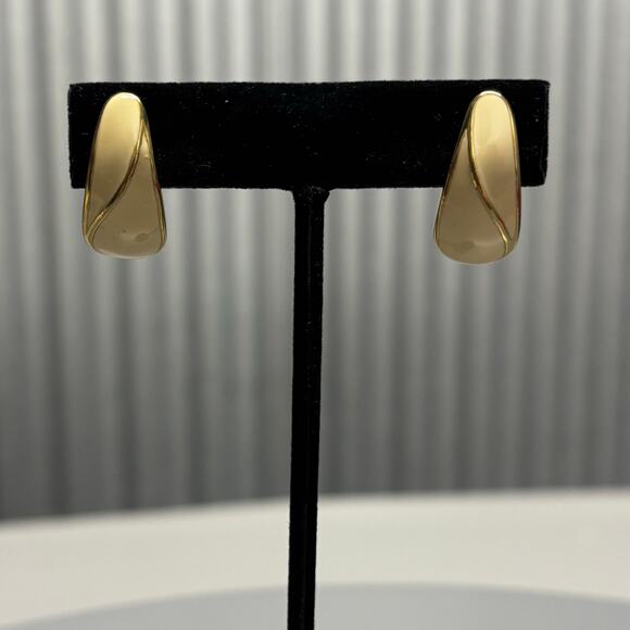 Crown Trifari Clip On Earrings Cream Enamel Gold Tone Abstract Swirl VTG Signed - Picture 4 of 10